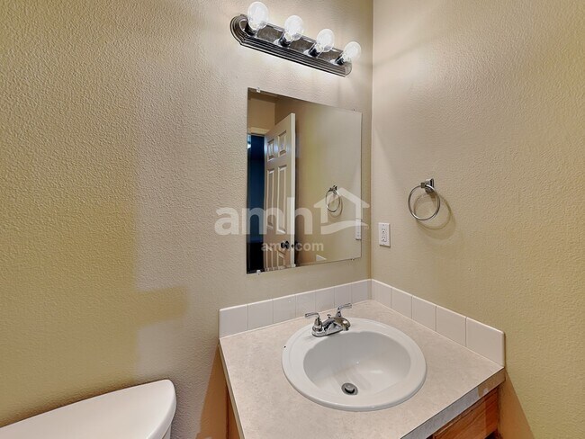 Building Photo - 4707 Oxbow Ave