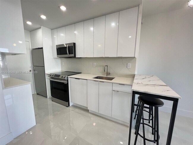Building Photo - 2899 Collins Ave
