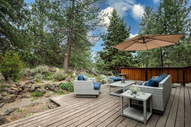 Building Photo - SW Bend Reverse-Living Home on .36 Acres | 5 Bedrooms | 3 Bathrooms
