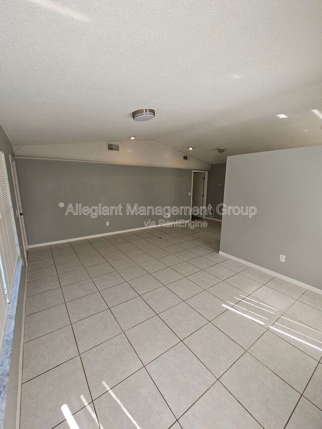 Building Photo - 1213 Roma Ct