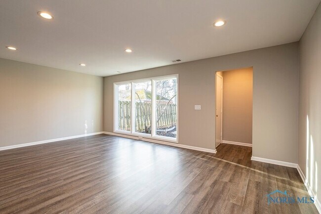 Building Photo - 4045 Hillandale Rd