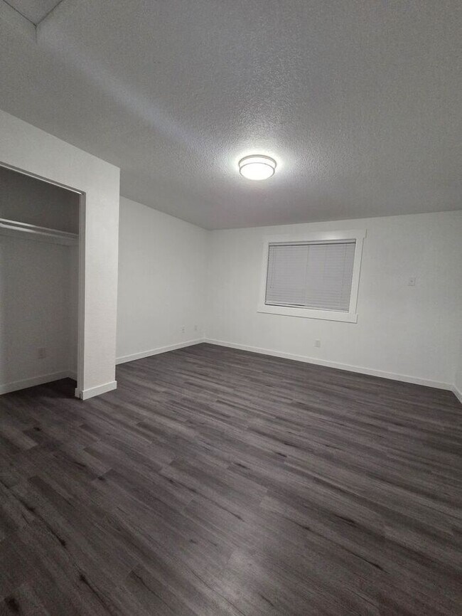 Building Photo - Must see Interior!! Tacoma 5 Bed with Large Fenced Back Yard on Dead End Street!