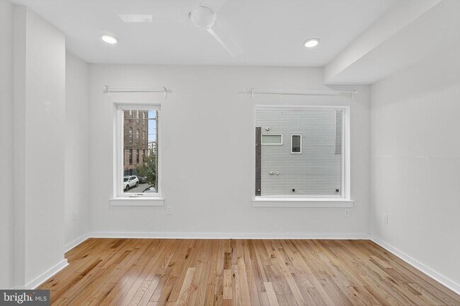 Building Photo - 1659 N Randolph St