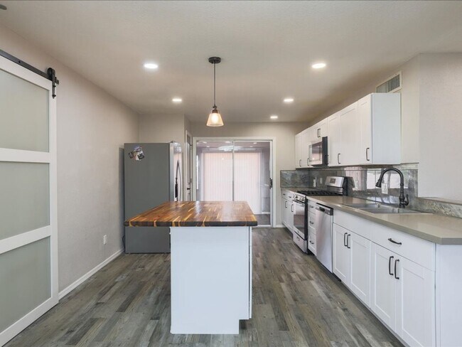 Building Photo - Spacious 4 Bedroom 2 Bathroom home with Private Pool & Arizona Room!