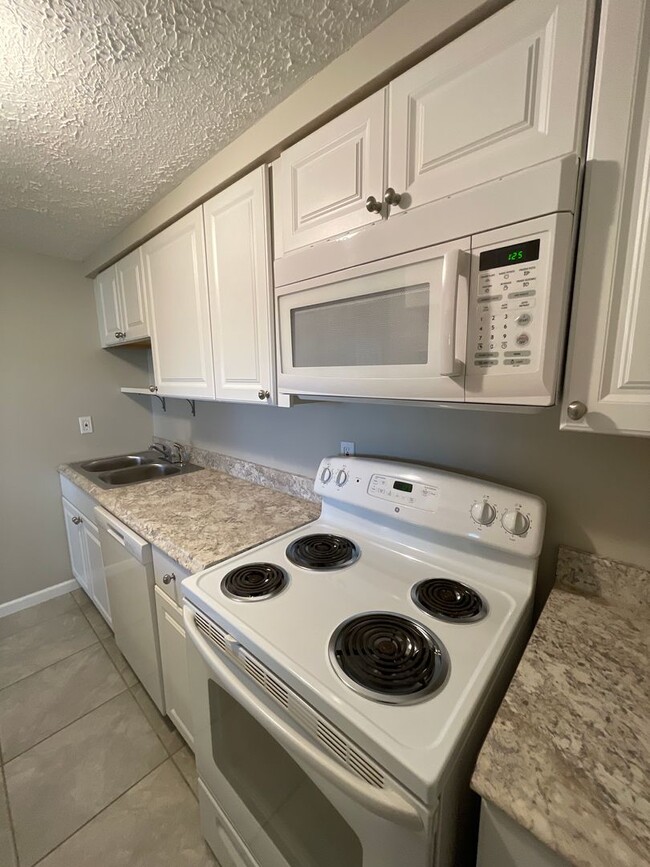 Building Photo - Main floor 2 bed 1 bath updated condo in C...