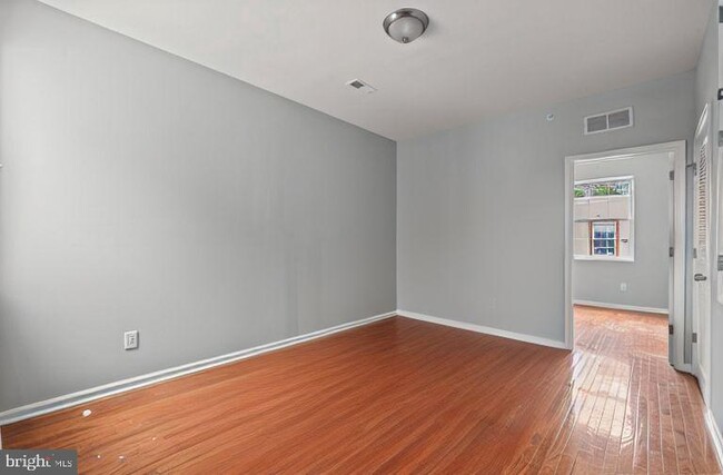Building Photo - 1132 W Nevada St