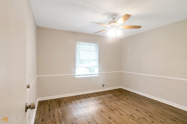 Building Photo - 58 Fair Oaks Dr SE