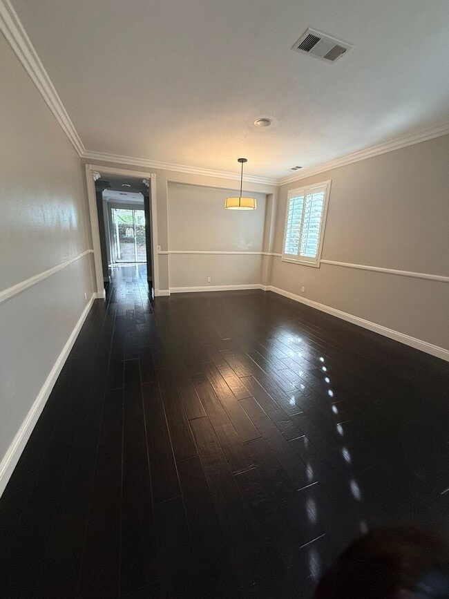 Building Photo - Beautiful 4 Bedroom, 2.5 Bathroom Home in West Irvine Pointe Community