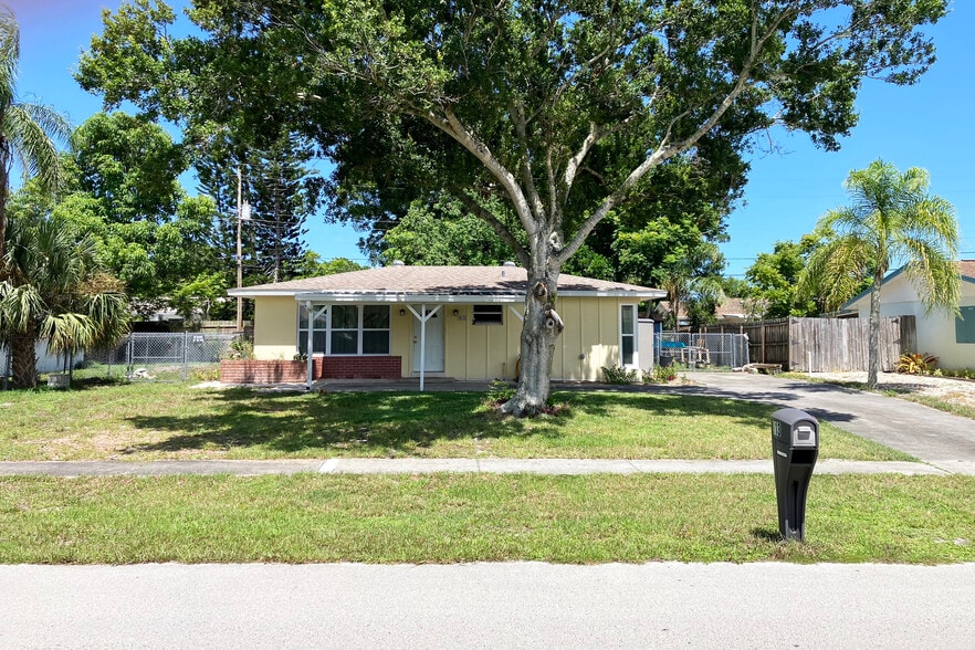 Primary Photo - 913 Schumann Dr