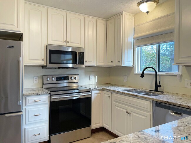 Building Photo - 445 Heritage Vlg
