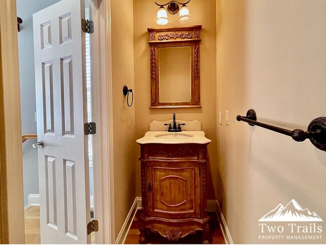 Building Photo - LUXURY MOUNTAIN LIVING IN GATED COMMUNITY