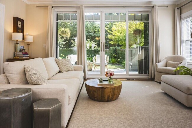 Building Photo - 801 Durant Pl NE