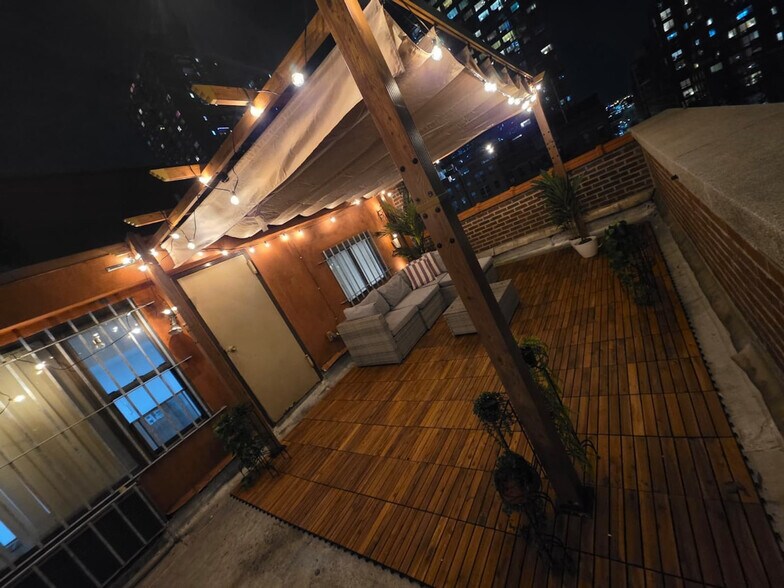 Building Photo - 458 W 52nd St