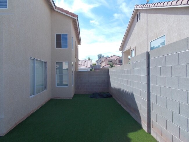 Building Photo - Desirable Move-In Ready Home with Loft, Fireplace & Oversized Garage