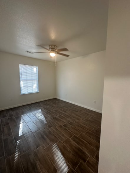 Building Photo - 403 E Cedar St