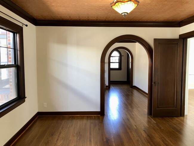Building Photo - Beautifully renovated single-level home in...