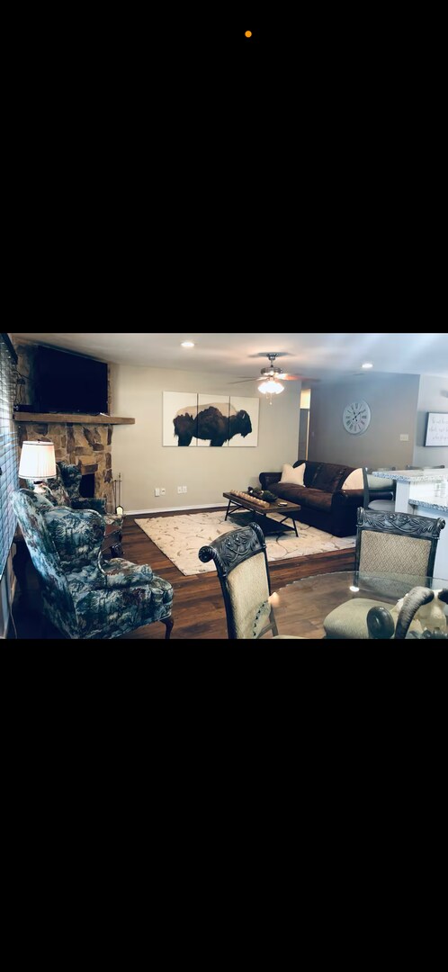 Building Photo - 4 bed 2 bath 1 car garage on Flint Avenue!