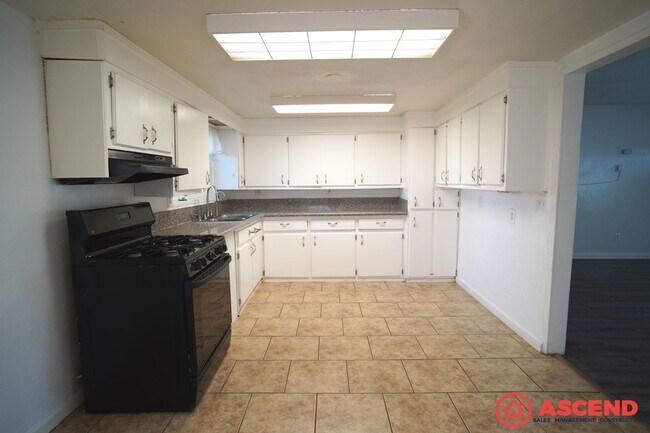 Building Photo - 3 bedroom Home in Oildale!