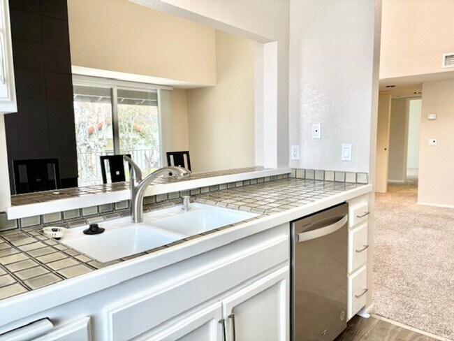 Building Photo - 2226 Martinique Ln