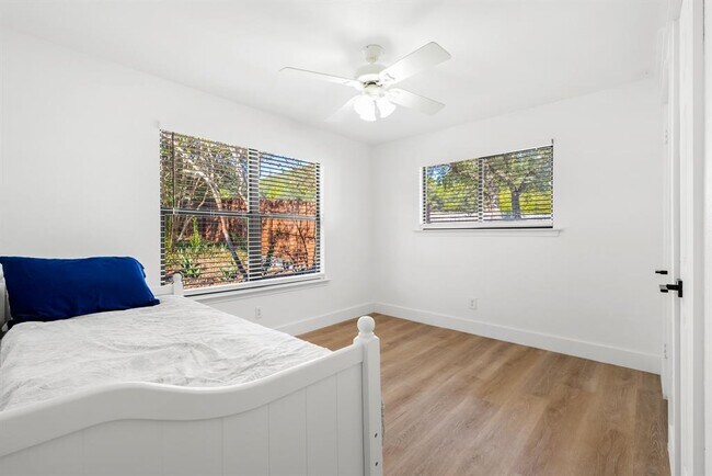 Building Photo - 18300 W Rim Dr