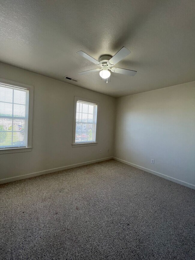 Building Photo - 106 Streamwood Dr