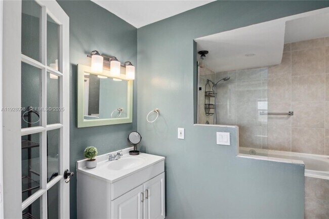 Building Photo - 401 Golden Isles Dr