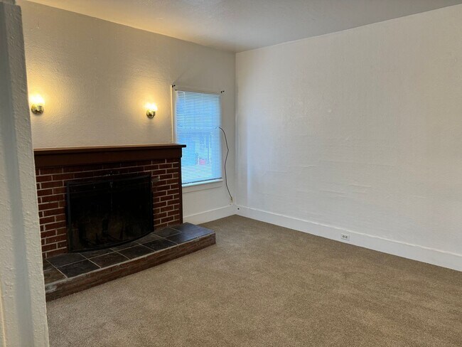 Building Photo - Large 4 bedroom, 1.5 bathroom farm house on River Rd!