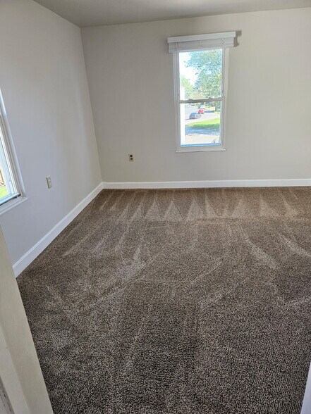 Building Photo - 512 Cemetery St