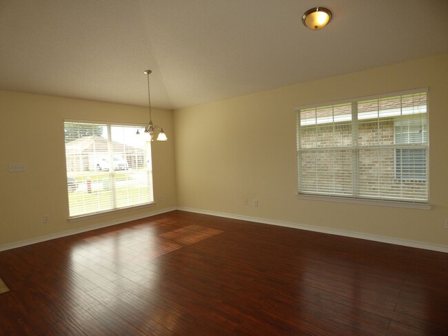 Building Photo - Great 4 Bedroom in Pensacola