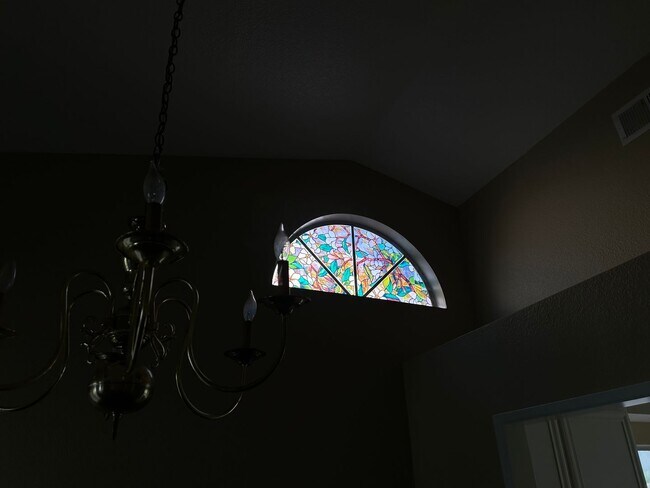 Building Photo - Spacious single story 3 bedroom home seeking new family!