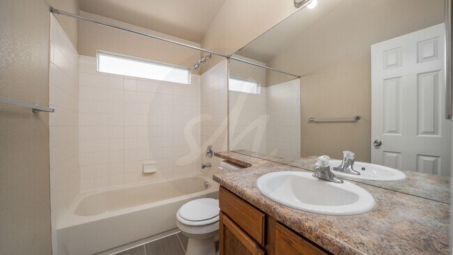 Building Photo - 4 Bedroom Home in Barnstormers Landing