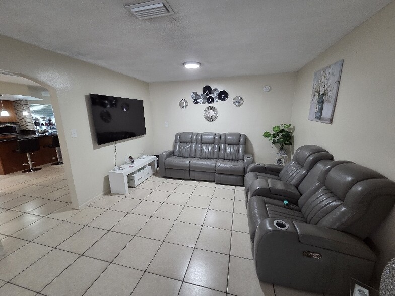 Building Photo - 9935 Marlinton Ln