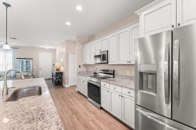 Building Photo - 3/2, fully fenced single family home in NW...