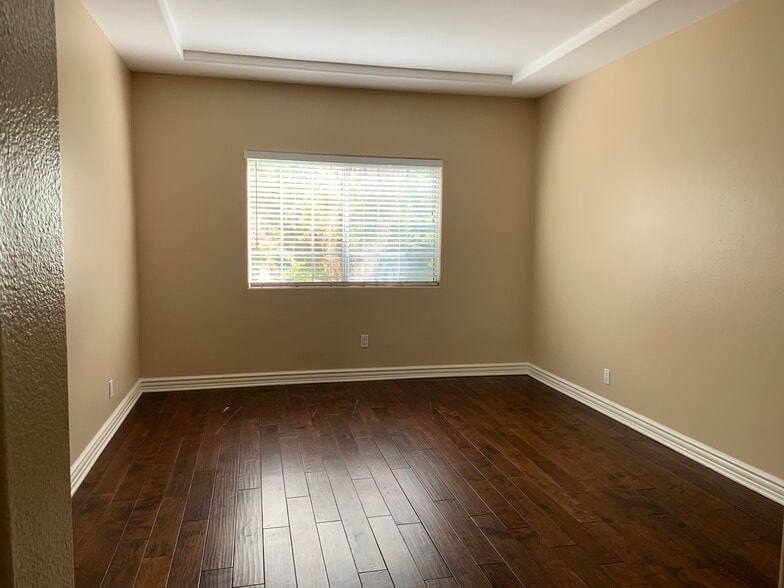 Large guest bedroom - 14415 Benefit St