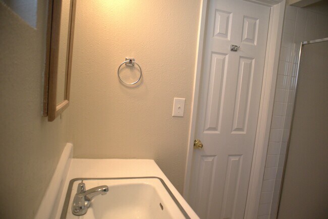 Building Photo - 45515 3rd St E