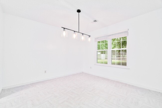 Building Photo - Low-Maintenance Living in Gated Park at Rivers Edge!