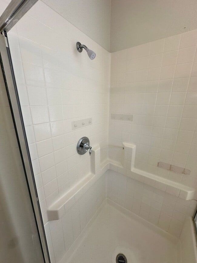 Building Photo - 4 BEDROOM HOME + OFFICE IN VICTORVILLE