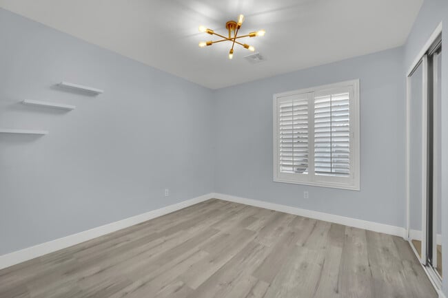 Building Photo - 9645 Grapeland Ave