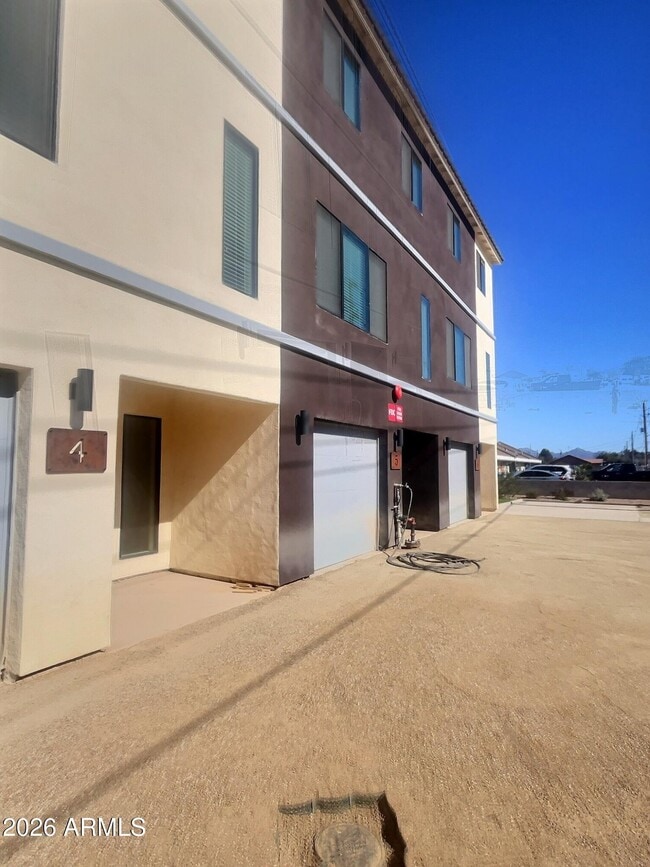 Building Photo - 2502 E Paradise Ln