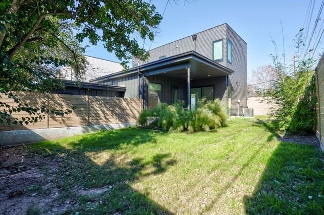 Building Photo - Spacious 3-Bedroom, 2.5-Bath Contemporary ...