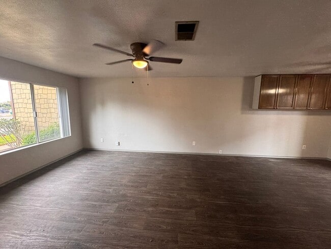 Building Photo - Modern 3-Bedroom Townhome with Garage & Pr...