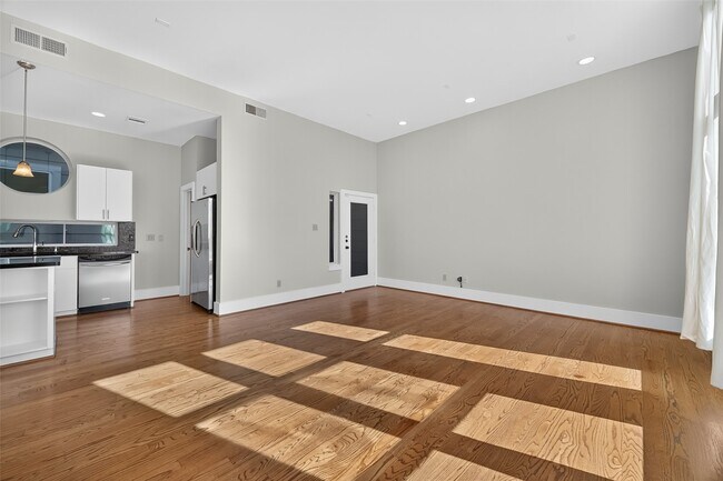 Building Photo - 5235 Larkin St