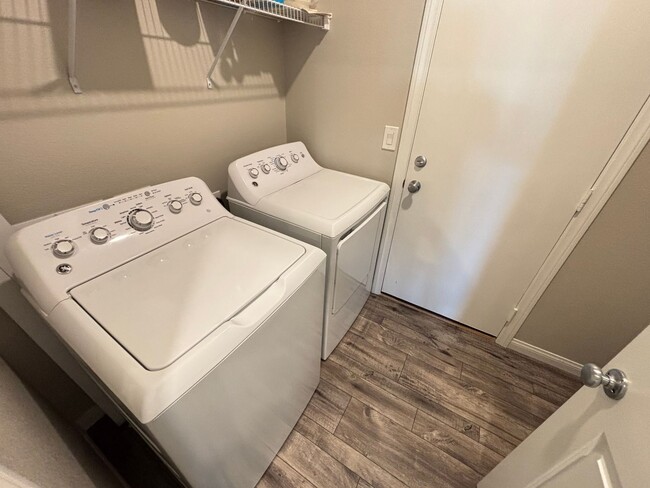 Building Photo - Beautifully Upgraded Single-Story 2BED/2BA...