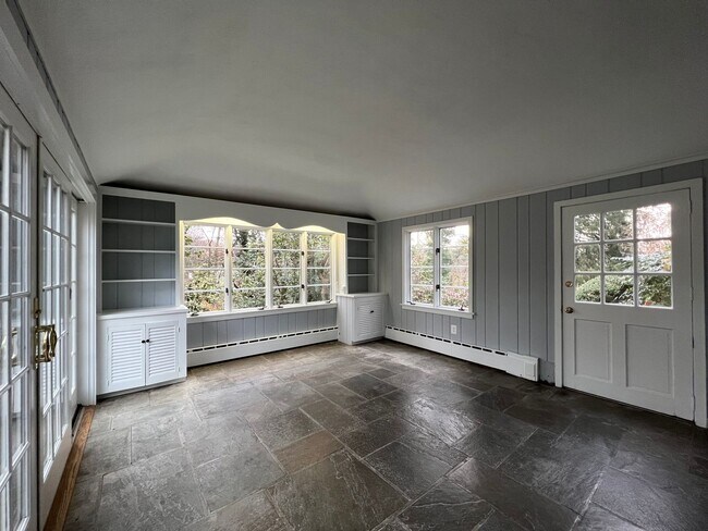 Building Photo - Cool Updated Historic 4/3.5 Farmhouse in Bethesda on Private, 1.5 Acre Lot