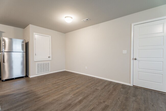 Building Photo - 3-bedroom 2 bath Duplex in Lincoln!! Newly Fenced Yard!