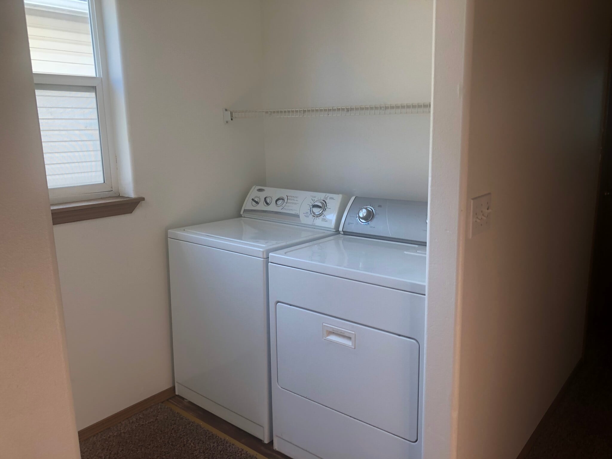 Building Photo - 1609 E Hartson Ave