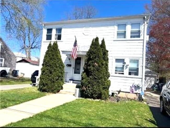 Building Photo - Cranston/Garden City – Two Bed Duplex - 1995