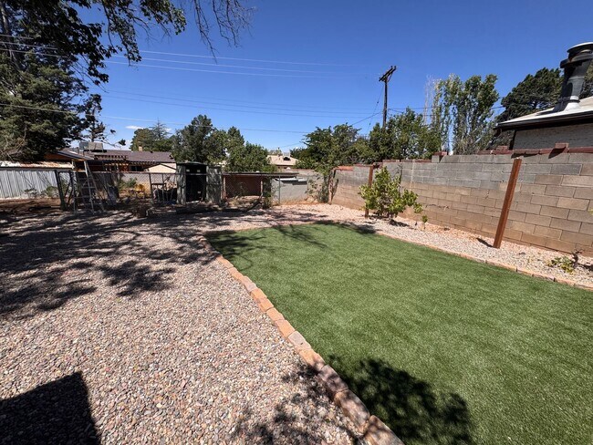 Building Photo - 3 bedroom 2 bath home in NE Albuquerque