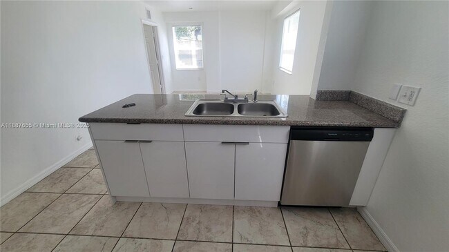 Building Photo - 520 SW 5th St