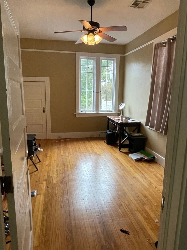 Building Photo - Huge 2BD/2.5BA Uptown, with a Yard, Central Air/Heat, and W/D in Unit